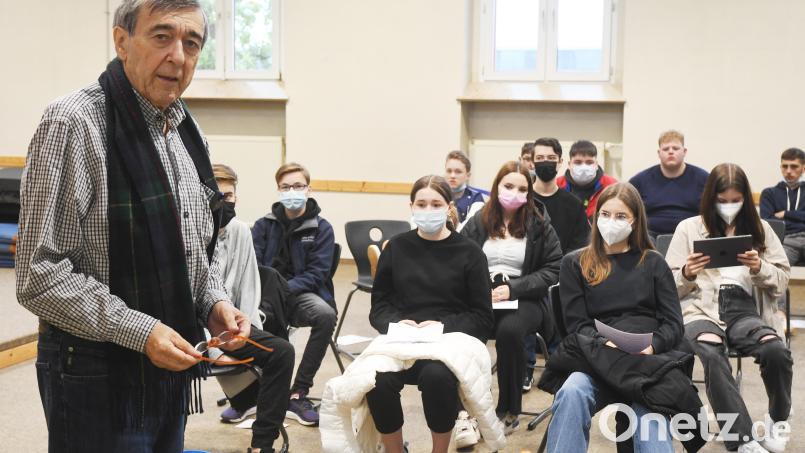 Josef Salomonovic erzählt den gespannten Schülern &quot;Gschichteln&quot; aus dem KZ Bild: Gabi Schönberger