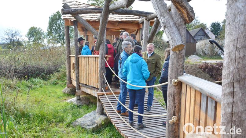 Der Naturschutzbeirat bei der Regierung der Oberpfalz unternahm eine Exkursion zum "Grünen Band" im Grenzraum und stoppe auch im Geschichtspark Bärnau. Bild: Kammermeier/Regierung der Oberpfalz/exb