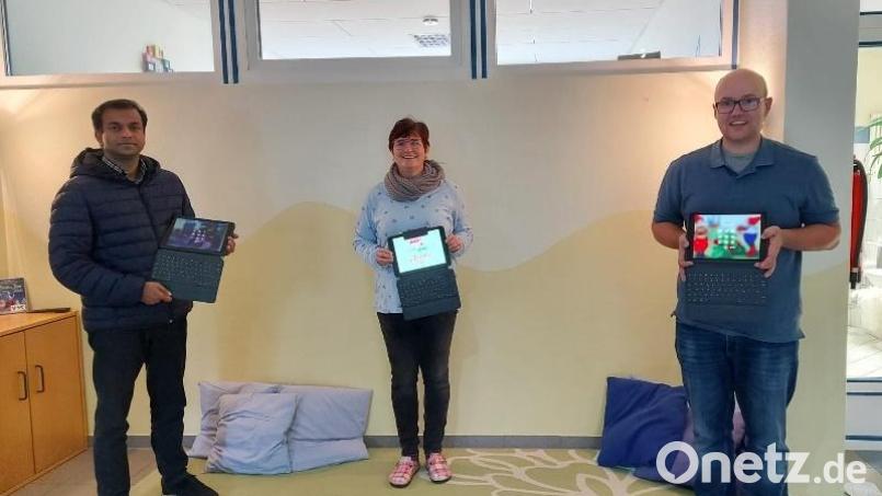 Pfarrer Anish George (von links), Kinderhausleiterin Bianca Kastner und Kirchenpfleger Stefan Kausler präsentieren die neuen Tablet-PCs für das Kinderhaus Sankt Josef. Bild: soj