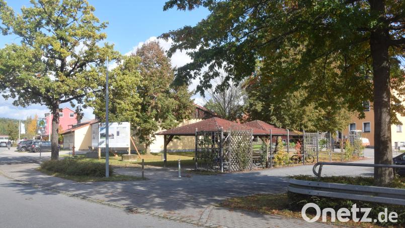 Die Parksteiner Straße. Ab der Brücke Pflaster und rechts der &quot;Grüne Anger&quot;. Der soll eine Leitfunktion für einen Mehrgenerationentreffpunkt bekommen. Bild: fz