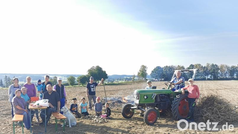 Geschichtsunterricht zu im Feuer gegarten Kartoffeln mit Butterbrot auf dem Erdäpflacker gab Opa Josef „Feierer“ Füssl der Enkelschar. Bild: gz