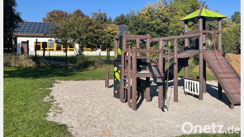Der neue Spielplatz in Eschenfelden ist bereits fertig. Mit der Generalsanierung des Kindergartens (im Hintergrund) beginnt noch im November die nächste Baustelle. Bild: lei