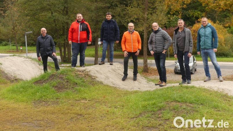Die Freien Wähler im Gemeinderat Kastl um Fraktionssprecher Gerhard Dobmeier und Vorsitzendem Dominik Kugler (von links) ließen sich von Thomas Riedl und Karl Lorenz (Zweiter und Vierter von rechts) über die Eschenbacher Pumptrack-Anlage informieren. Bild: rn