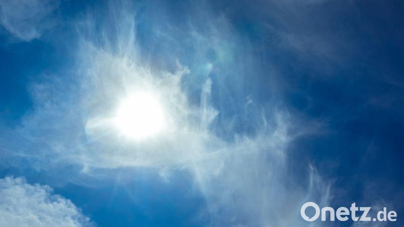 Die Sonne scheint durch leichte Zirrus-Wolken hindurch. Symbolbild: Markus Scholz/dpa