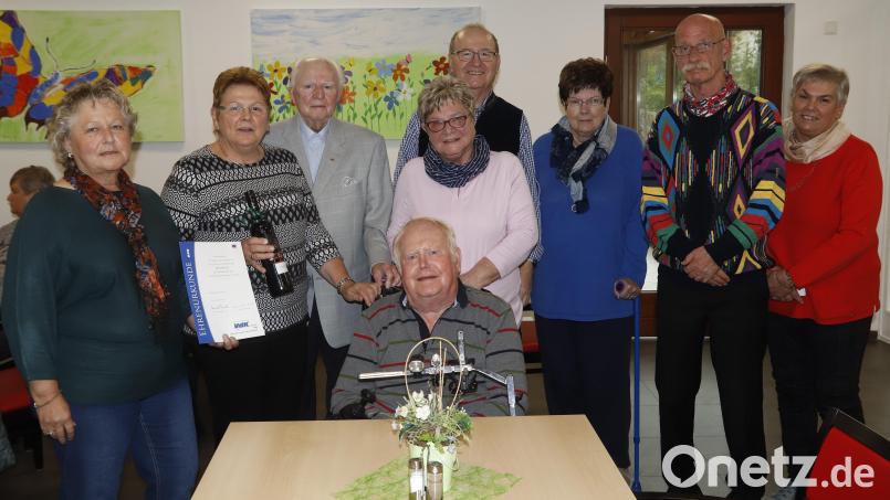 Vorstandsmitglieder und Jubilare des VdK: (von links) Jutta Haas, Frauenbeauftragte Irmtraut Engelhardt, Heinrich Wysluch, Hans Seitz (sitzend), hinter ihm Schriftführerin Karin Hetz und der kommissarische Vorsitzende Johann Ludwig, Margarete Reiff, Johann Pscherer und Kassiererin Marita Vetter. Bild: mfh