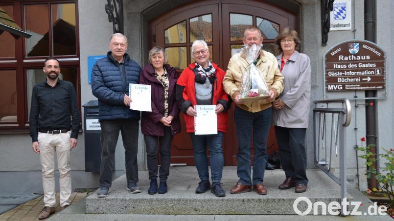 Bürgermeister Armin Bulenda (links) ehrte treue Urlaubsgäste im Rathaus für jeweils 20. Aufenthalt. Bild: gi