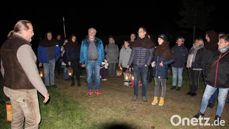 Durch die geheimnisvolle und finstere Nacht im Geschichtspark führte Stefan Wolters (links), wissenschaftlicher Leiter der Einrichtung. Das Interesse an den nächtlichen Laternenwanderungen war groß. Bild: kro
