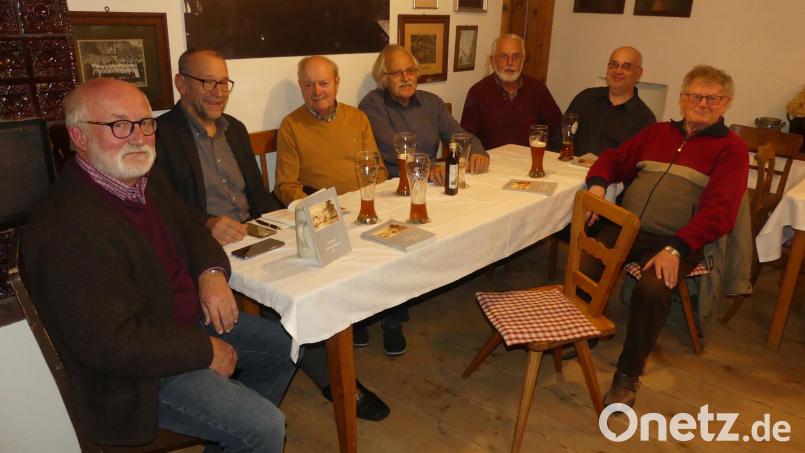 Karlheinz Keck (links) und (von rechts) Albert Furtner, Matthias Helzel, Rudolf Mock, Johann Ott und Bernd Thurn stellten zweitem Bürgermeister Karl Lorenz &quot;Heimat Eschenbach 2021&quot; vor. Bild: rn