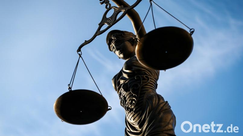 Eine Statue der Justitia hält eine Waage in ihrer Hand. Symbolbild: David-Wolfgang Ebener