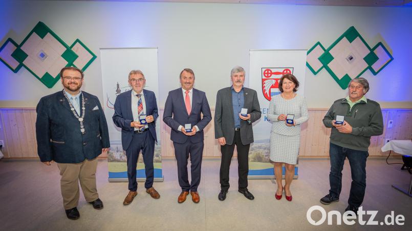 Die Ehrenmedaille der Gemeinde Kastl erhielten (von rechts) Ludwig Braun, Elisabeth Streng, Hans Wopperer, Josef Brand und Josef Etterer. Bürgermeister Hans Walter hielt die Laudationes. Bild: jsa