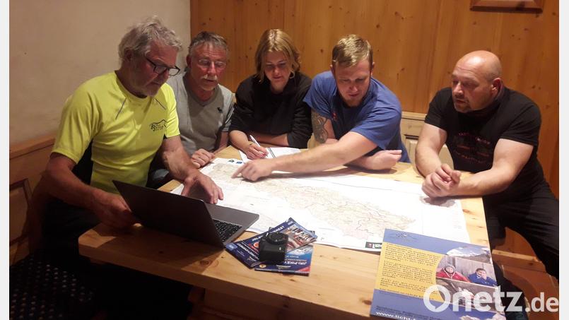 Die Route für eine bevorstehende Nepal-Reise müssen (von links) Manfred Salcher, Peter Meckler, Katja Bub, Alexander Förster und Wolfgang Steck vom Hirschbacher Verein &quot;Licht für Kinder&quot; noch einmal überarbeiten. Bild: Verein Licht für Kinder/exb