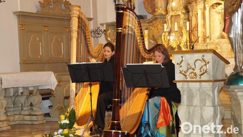 Veronika Ponzer (rechts) und ihre Tochter Johanna ernteten für ihr Konzert in der Kirche St. Martin viel Applaus. Bild: wel