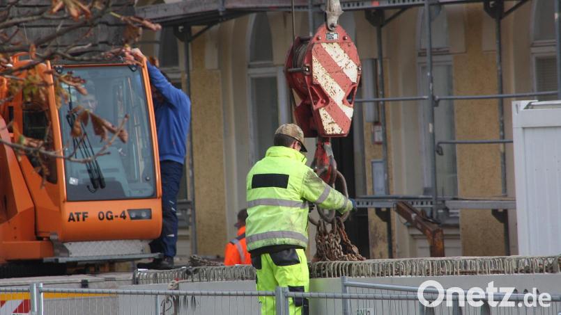 Von einem Mitarbeiter wurde der Träger an den Haken gelegt. Nach dem Freizeichen schebte der Träger in die Höhe. Bild: wro