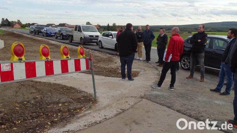Die Arbeiten sind zügig vorangegangen: Trotz anfänglicher Schwierigkeiten hat die Verbindungsstraße von Wolfring nach Knölling nun eine erste Deckschicht. Der Fensterbacher Gemeinderat kam zur Ortsbesichtigung und hörte dabei auch, dass neben der Trasse zeitnah ein Radweg entstehen soll. Bild: Houschka