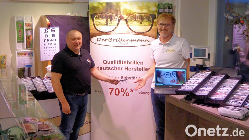 Anton Brand (links), der Geschäftsführer des Gleiritscher Dorfladens, setzt gute Nahversorgung mit Lebensqualität gleich. Wolfgang Altmeyer, Inhaber des Unternehmens &quot;Der Brillenmann GmbH&quot; kann das nur bestätigen. Gerade ältere Menschen sind vermehrt auf eine Sehhilfe angewiesen, aber der Gang zum Brillengeschäft bereitet in ländlichen Regionen oftmals Probleme. In Gleiritsch kommt der Optiker in den Dorfladen. Bild: akp