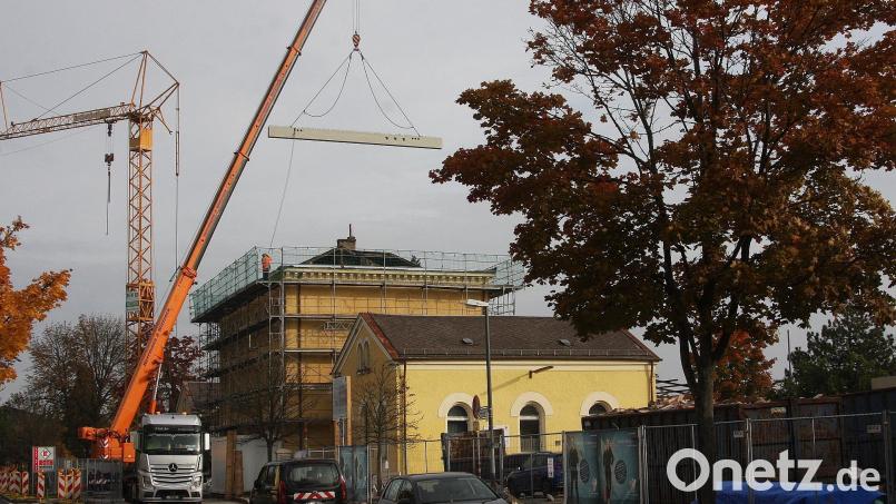 Zwei Kräne am Bahnhofsplatz in Wiesau: Grund dafür war die Anlieferung von Betonträgern für die Deckenkonstruktion. Bild: wro