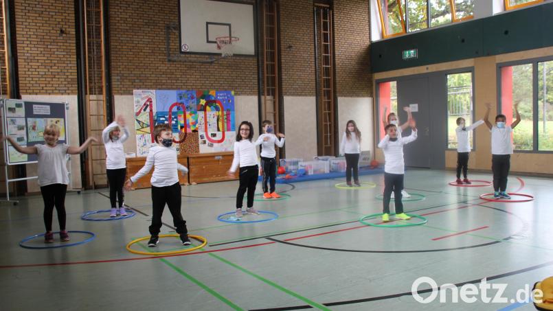 Mit einem fetzigen Tanz begleiteten die Erstklässler der Willmannsschule die Übergabe der Pausenhofkisten. Bild: ads