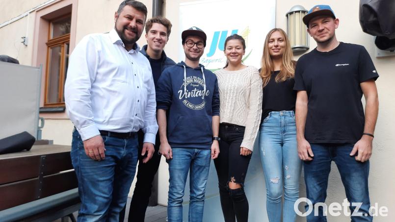 Die Junge Union Raigering-Krumbach hat gewählt (von links): CSU-Ortsvorsitzender Daniel Müller,stellvertretender JU-Kreisvorsitzender Tobias Konrad, mit dem wiedergewählten JU-Ortsvorsitzenden Florian Singer, dessen Stellvertreterin Ina Koch, Schriftführerin Cora Koch und Schatzmeister Manuel Ott. Bild: Florian Singer/exb