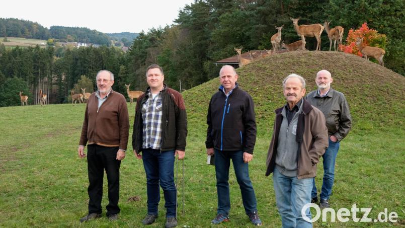 Adolf Greiner und Andreas Kosel (von links) informierten die Hegelhalter über Maßnahmen zum Schutz ihrer Tiere. Bild: Hirsch