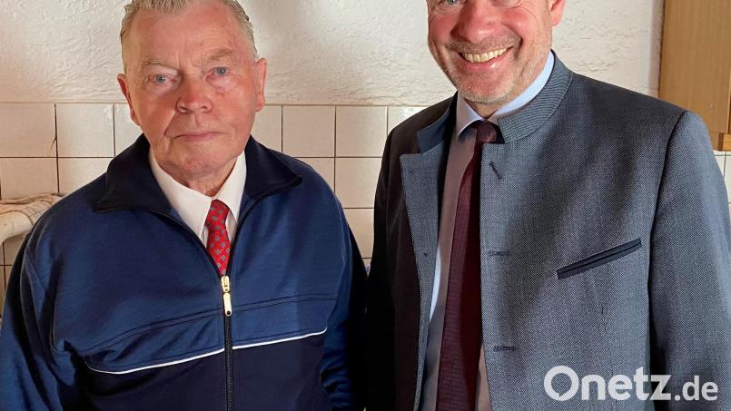 Bürgermeister Alwin Märkl (rechts) gratuliert Martin Strobl zum 80. Geburtstag. Bild: gef