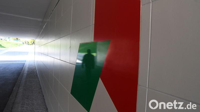 Das Rautenduo in den Stadtfarben ziert den Wittgarten-Durchstich. Die Stadt will sich in ihrer Außenwirkung in Zukunft aber eindringlicher als mit einem grafischen Hingucker präsentieren und startet eine Markenkampagne, ähnlich wie der Landkreis Neustadt/WN: Bild: Gabi Schönberger