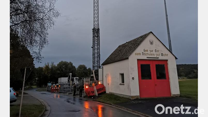 Seit Dienstagabend steht der Mast neben dem Feuerwehrhaus. Nur vorübergehend müssen sich die Holnsteiner an diesen Anblick gewöhnen. Bild: lei