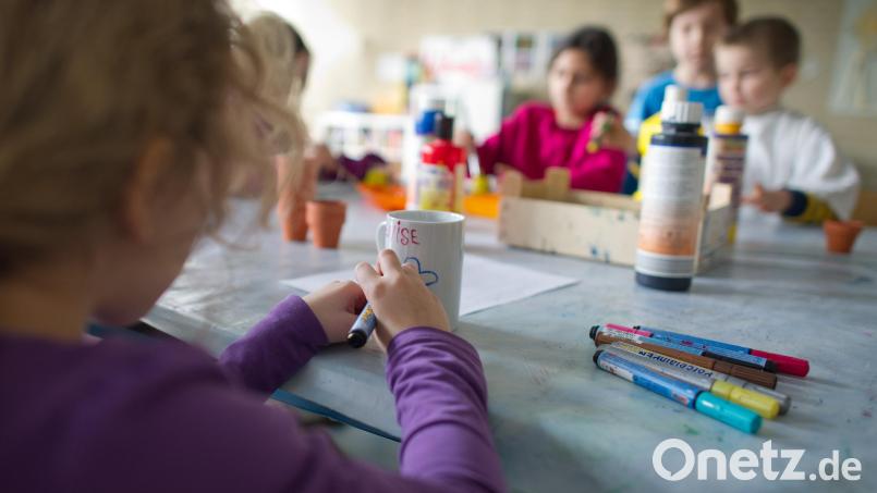 Grundschüler sind in einem Hort mit Bastelarbeiten beschäftigt. Ab 2026 wird der Rechtsanspruch auf Ganztagsbetreuung in der Grundschule schrittweise eingeführt. Symbolbild: Uwe Anspach/dpa