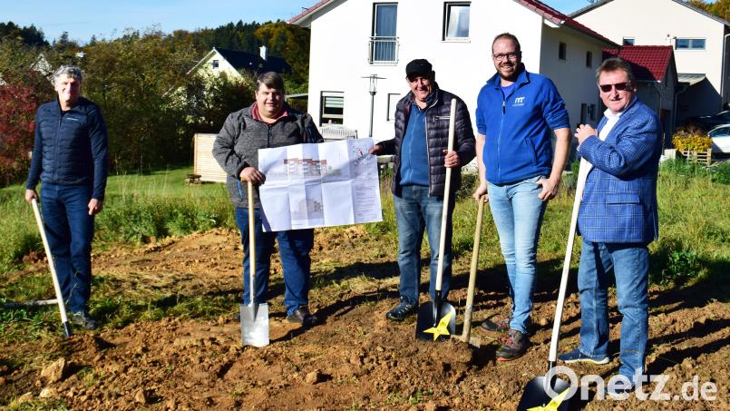 Zum Spatenstich trafen sich (von links) Architekt Martin Kunert, Bürgermeister Dieter Dehling, Josef Margraf, Michael Rädle und Hermann Weiß. Bild: no