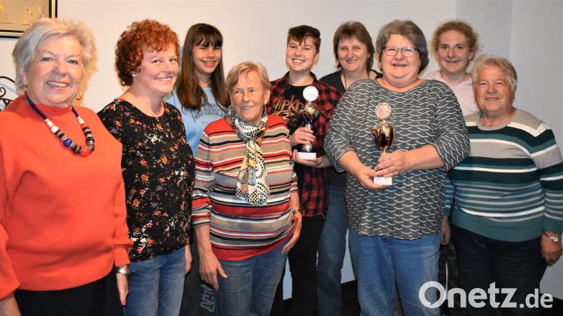 Zweite Schützenmeisterin Elisabeth Werner (Dritte von rechts) und Emilia Schmidt (Fünfte von rechts) erhielten die Pokale beim Damenschießen der Schützengesellschaft &quot;Falkenhorst&quot;. Bild: rgr