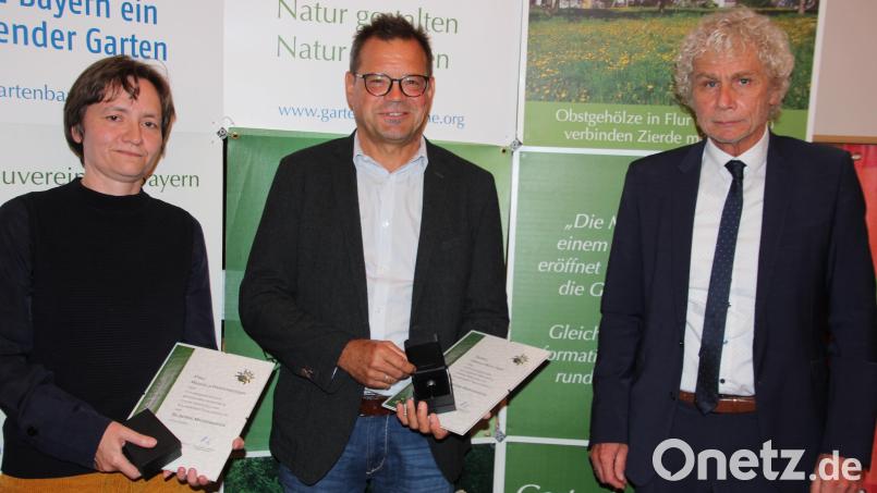 Mit dem &quot;Silbernen Marienkäfer&quot;, der höchsten Auszeichnung des Kreisverbands, zeichnete Wolfgang Lippert die beiden Kreisfachberater Manuela Pappenberger und Harald Schlöger (von links) aus. Bild: kro