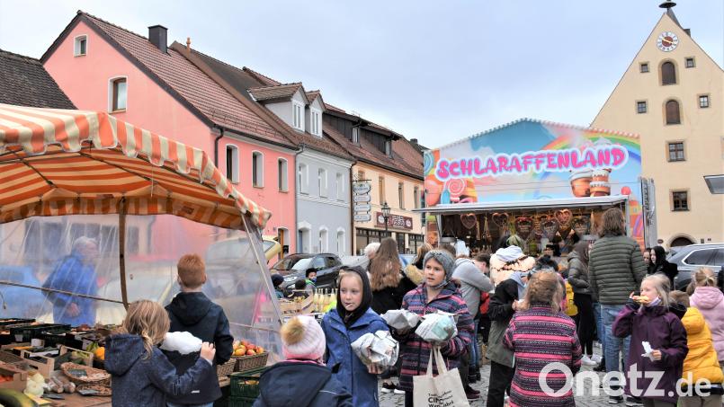 Besonders die Schulkinder freuten sich über das Schlaraffenland beim Herbstfest des Wochenmarktes. Bild: rgr