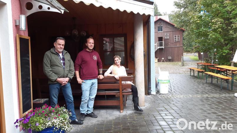 Hans Senft (links) mit den neuen Besitzern der Schweinmühle, Daniel und Celina Dinger, die den Ferienhof und Campingplatz zusammen mit Bruder Timo und Daniels Eltern betreiben wollen. Bild: Lowak