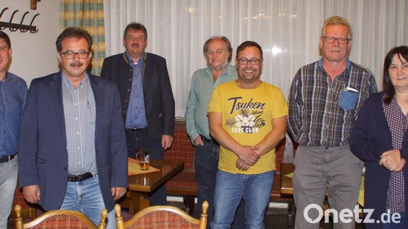 An der Spitze der neu gewählten Vorstandschaft des Fördervereins der Rotkreuzgemeinschaft Schönsee steht weiterhin Vorsitzender Manuel Treiber (Dritter von rechts). Mit im Bild (von links) Bürgermeister Gerald Reiter (Stadlern), Manfred Dirscherl (Weiding) und Reinhard Kreuzer (Schönsee), der auch neuer Beisitzer ist. Bild: mmj