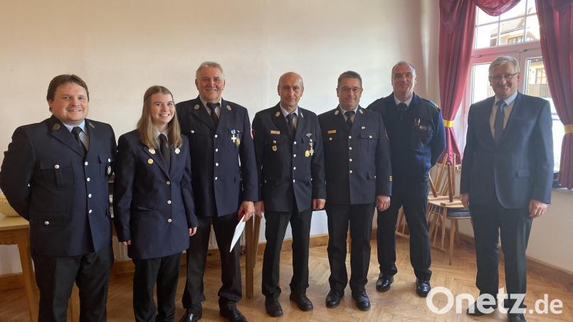 Peter Müller (Dritter von links) wurde von der Feuerwehr Grötschenreuth für 40 Jahre aktiven Feuerwehrdienst geehrt und ausgezeichnet. Bild: FFW Grötschenreuth/exb