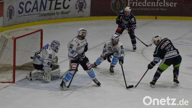 Die Blue Devils haben die ersten vier Spiele gewonnen und führen die Tabelle der Oberliga Süd ohne Punktverlust an. In dieser Szene schießt Dennis Palka (rechts) zum 5:0-Endstand gegen den SC Riessersee ein. Am Freitag treten die Weidener beim HC Landsberg an, am Sonntag steigt in der Hans-Schröpf-Arena das Oberpfalzderby gegen den EV Regensburg. Bild: gb