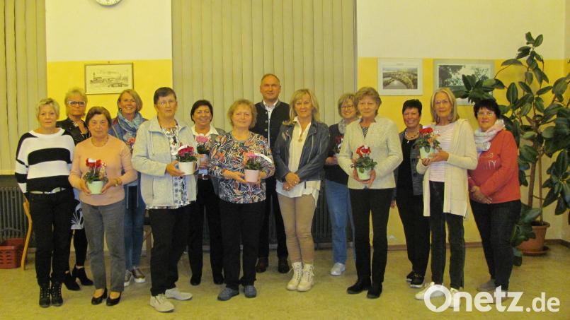 Christine Härtl (Siebte von links) führt die Frauen-Union die nächsten beiden Jahre weiter. Ihre Stellvertreterinnen sind Josefine Baier (Sechste von rechts) und Roswitha Schmidt (5. v. links) Zahlreiche Gründungsmitglieder freuten sich über einen Blumengruß. Bild: sei