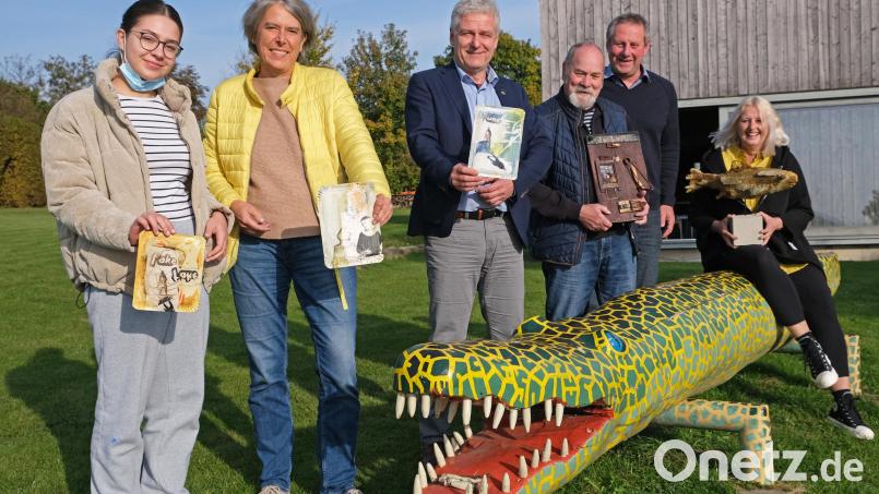 Melissa Gottschalk, Irene Fritz, Bürgermeister Robert Lindner, Udo Binder, Martin Schaller und Martina Leithenmayr (von links) freuen sich am Kalmreuther Kulturkrokodil auf das Pilotprojekt. Bild: nm