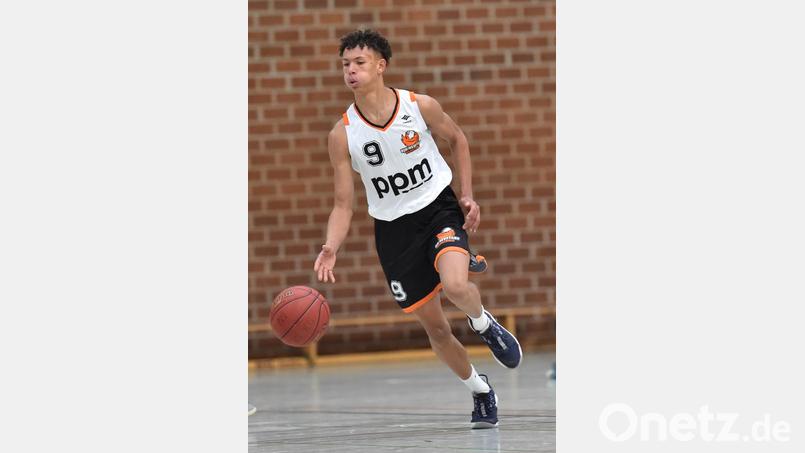 Die jungen Neustädter Basketball-Talente – wie hier der 16-jährige Jariah Oliver – müssen sich erst an das höhere Spieltempo und die größere Härte der 2. Regionalliga gewöhnen. Fehler machen ist da erlaubt. Bild: A. Schwarzmeier