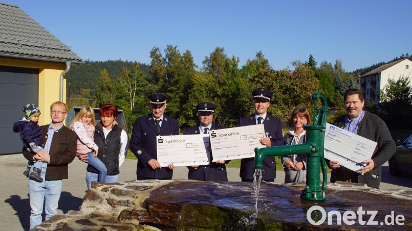 Tobias Eckl (links) übergab an die Vertreter der Feuerwehr Stadlern, der Kinderfeuerwehr Schönseer Land und der Blaskapelle den Reinerlös aus dem "Brunnenfest". Bild: mmj