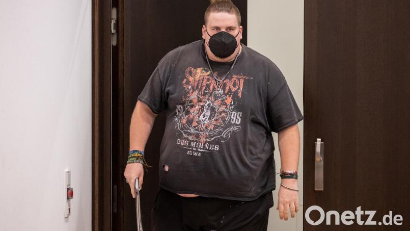 Der wegen Körperverletzung angeklagter Youtuber "Drachenlord" trifft zu Prozessbeginn mit Mund-Nase-Bedeckung im Sitzungssaal des Strafjustizzentrums des Landgerichts Nürnberg-Fürth ein. Bild: Daniel Karmann