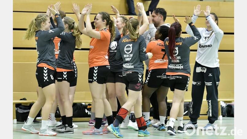 Die Handballerinnen der HG Amberg klatschen sich ab. Im ersten Heimspiel ist die SG Regensburg zu Gast. Bild: Hubert Ziegler
