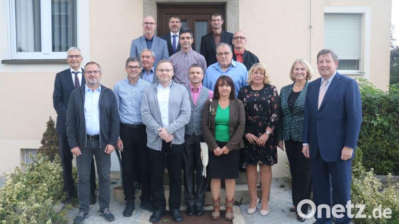 Ein Teil der Geehrten für 25 und 40 Jahre (vorne Reihe von links): Martin Dotzler, Martin Schmalzbauer, Rudolf Schmidbauer, Günther Sperber, Agnes Rubenbauer-Thompson, Renate Haberl, Mehrheitsgesellschafterin Ingrid Schulz-Hallmann, Geschäftsführer Dr. Erik Hallmann. Dahinter von links: Geschäftsführender Gesellschafter Dr. Rolf Pfeiffer, Ernst Gürtler, Andreas Meierhofer, Gerhard Preuß. Dritte Reihe von links: Bernhard Kres, Martin Schwab, Johann Guttenberger und Stefan Kammerer. Bild: Deprag Schulz GmbH u. Co./exb