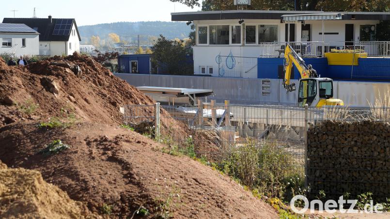 Die Generalsanierung des Sulzbach-Rosenberger Waldbads läuft auf Hochtouren - doch die Arbeiten hängen drei Wochen hinterher. Im Bild das Bademeisterhäuschen mit dem vorgelagerten Sportbecken. Bild: Wolfgang Steinbacher