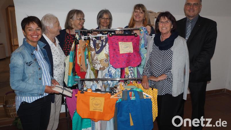 Der Nähkreis mit (von links) Museumsleiterin Carola Reul, Theresia Eichinger, Cornelia Schäfer, Theresia Kederer, Maria Ostler-Scharl und Marita Hausknecht versorgt auch Bürgermeister Richard Tischler mit einer Stofftasche. Bild: bl