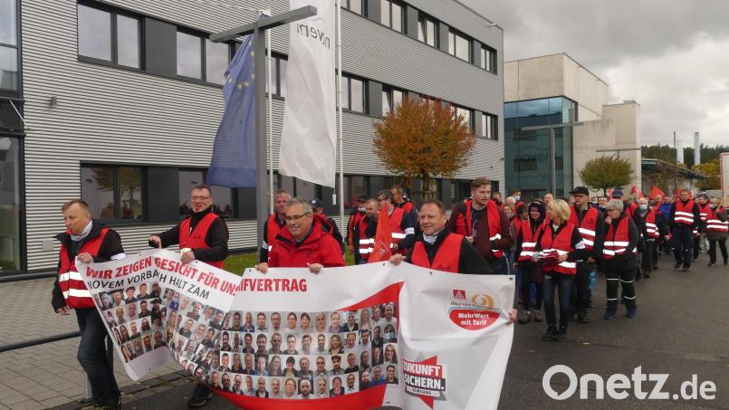 Bereits den Auszug aus dem Novem-Werk zum Warnstreik begleiteten rund 300 Beschäftigte mit einem gellenden Pfeifkonzert. Bild: rn