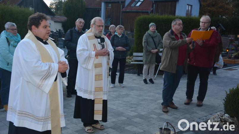 Vor dem Gottesdienst zum Resl-Gebetstag fand ein kurzes Gebet am Grab von Therese Neumann statt. Mit dabei waren (von links) Mitterteichs Kaplan Daniel Schmid und Pfarrseelsorger Pater Benedikt Leitmayr sowie (von rechts) das Gesangsduo Wolfgang Sausner und Hans Stelzl. Bild: jr