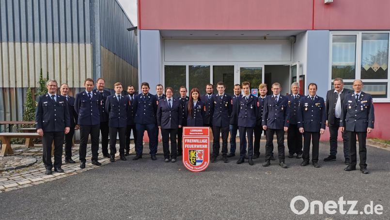 Die Lehrgangsteilnehmer mit Kreisbrandmeister Alois Schindler (rechts), Bärnaus Zweitem Bürgermeister Michael Schedl (Zweiter von rechts), Ausbilder Kreisbrandmeister Peter Prechtl (Dritter von rechts), Kreisbrandinspektor Lorenz Müller (Vierter von rechts) sowie Kreisbrandmeister Helmut Czepa (links) und Kreisbrandmeister Klaus Schicker (Zweiter von links). Bild: Helmut Czepa/exb