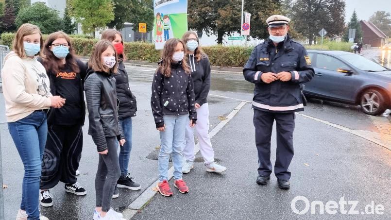 Polizeioberkommissar Armin Ismail ist für die Ausbildung der Oberviechtacher Schülerlotsen zuständig. Bild: Christian Knott, exb