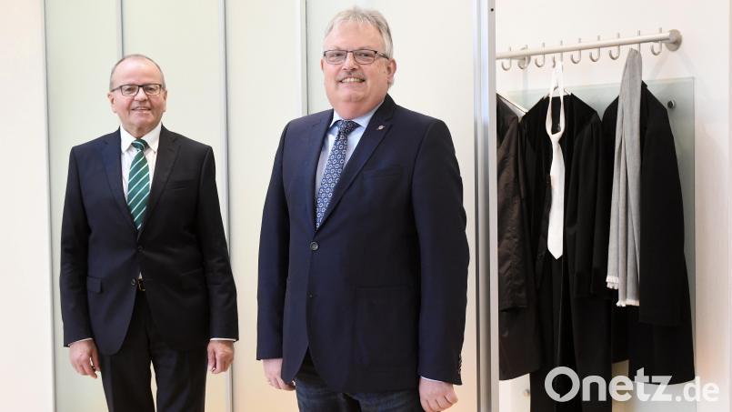 Die Landgerichtspräsidenten Gerhard Heindl (links) und Nachfolger Josef Weidensteiner. Bild: Gabi Schönberger