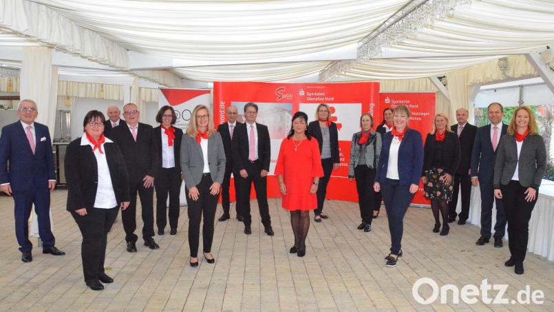 Vorstandsvorsitzender Ludwig Zitzmann (links) ehrte beim ersten Durchgang Mitarbeiter für 25- und 40-jährige Treue zur Sparkasse Oberpfalz Nord. Bild: Kunz